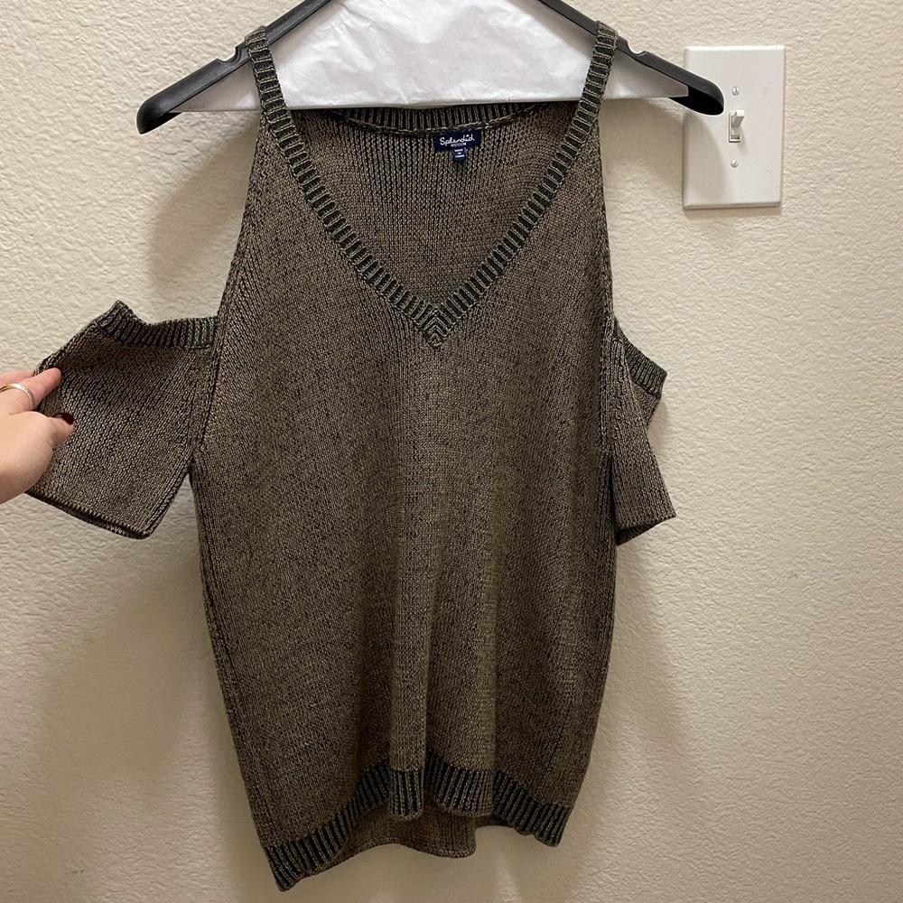Splendid Navy\Gold Top size Medium. Cute shoulder cut outs and sweater material